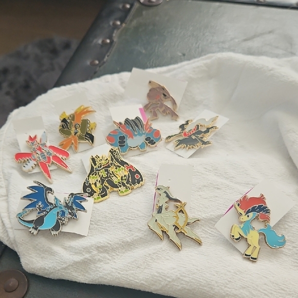Pokemon Pins - Picture 1 of 1